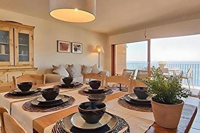 Encantador apartament a primera línia amb vistes al mar a 10 metres de la platja.