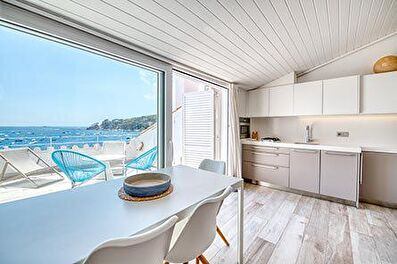 Encantador apartament a primera línia amb vistes al mar a 10 metres de la platja.