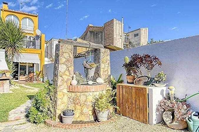 Geräumiges Haus zum Verkauf mit Terrasse, Grill und Garten.