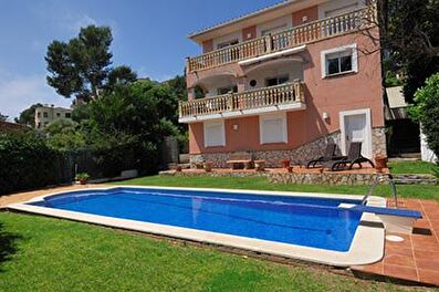 Chalet mit Schwimmbad, Meerblick, Parken und Garten auf Calella de Palafrugell - Kaufen - verkaufen