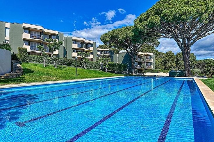 Apartament 3 dormitoris amb Piscina, Vistes al mar, Aire condicionat, Pàrquing i jardí a Calella de Palafrugell - Lloguer Vacacional - Turístic