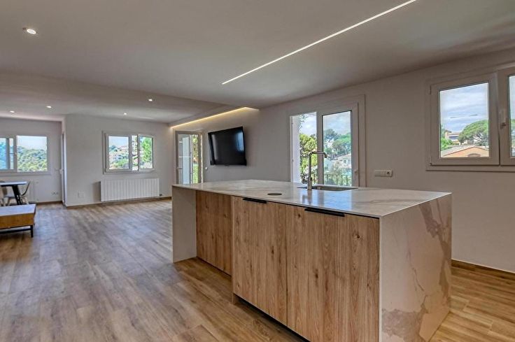 Apartament 3 dormitoris amb Piscina, Vistes al mar, Pàrquing i jardí a Calella de Palafrugell - Lloguer Temporada