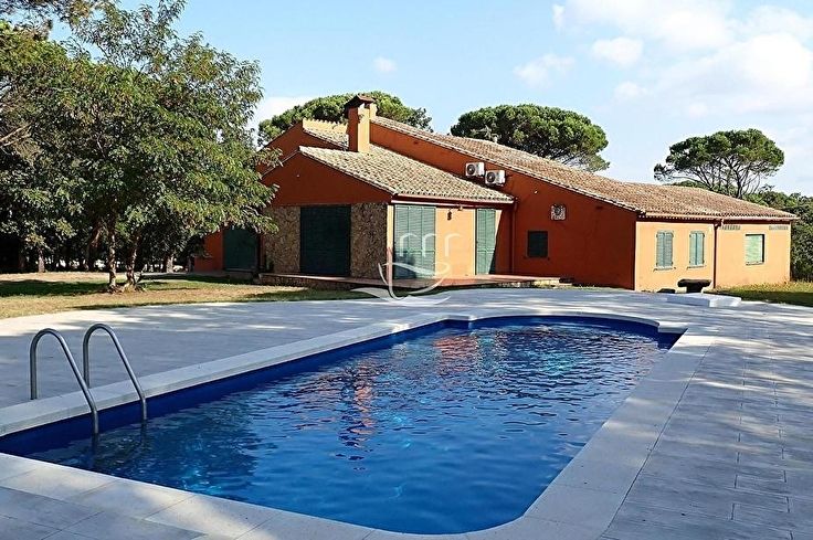 Xalet 6 dormitoris amb Piscina i jardí a Llagostera - Compra - Venda