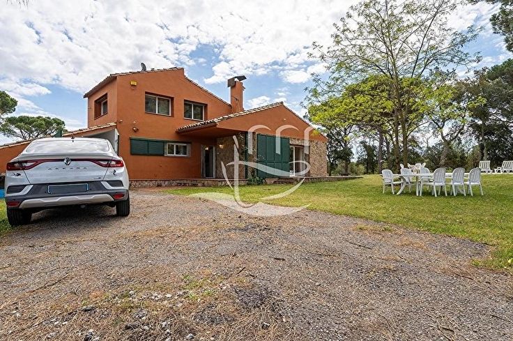 Xalet 6 dormitoris amb Piscina i jardí a Llagostera - Compra - Venda
