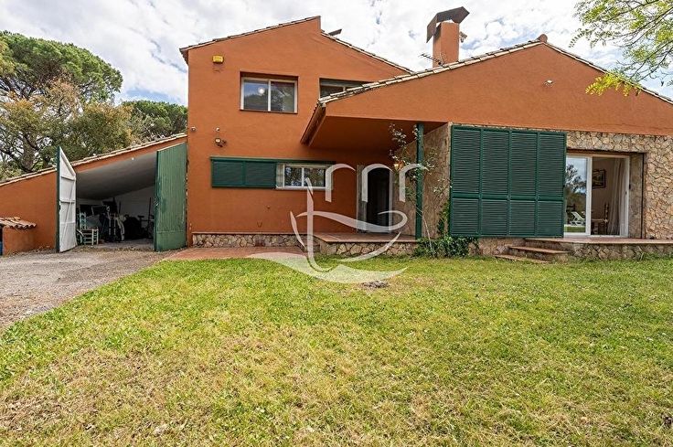 Xalet 6 dormitoris amb Piscina i jardí a Llagostera - Compra - Venda