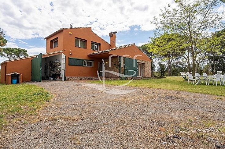 Xalet 6 dormitoris amb Piscina i jardí a Llagostera - Compra - Venda