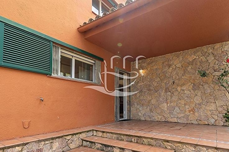 Xalet 6 dormitoris amb Piscina i jardí a Llagostera - Compra - Venda