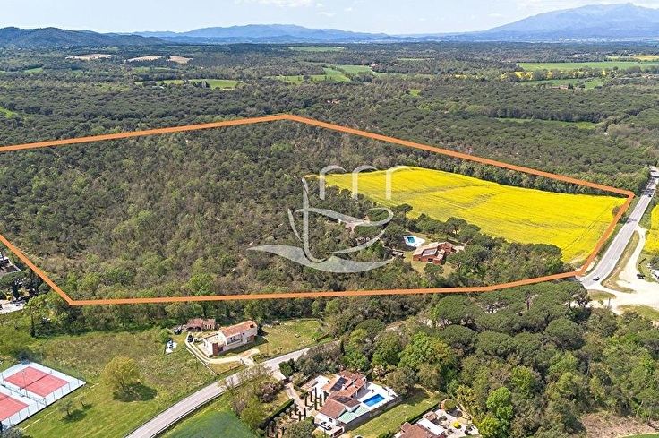 Xalet 6 dormitoris amb Piscina i jardí a Llagostera - Compra - Venda