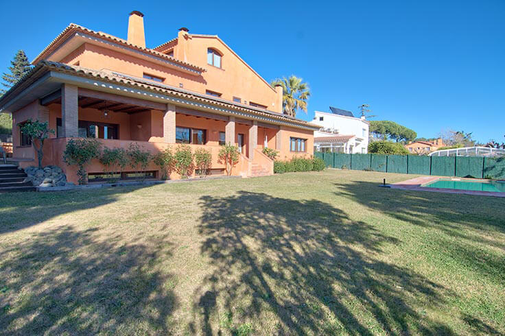 Xalet 5 dormitoris amb Piscina i jardí a Mont-ras - Compra - Venda