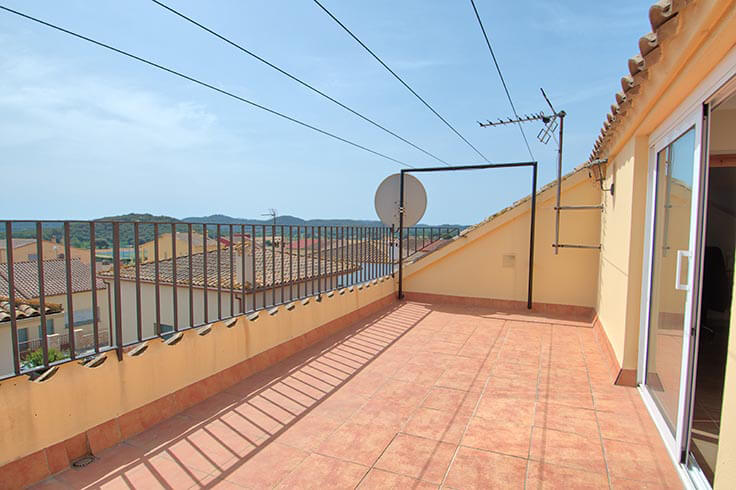 Casa individual 4 dormitoris amb Pàrquing i jardí a Mont-ras - Compra - Venda