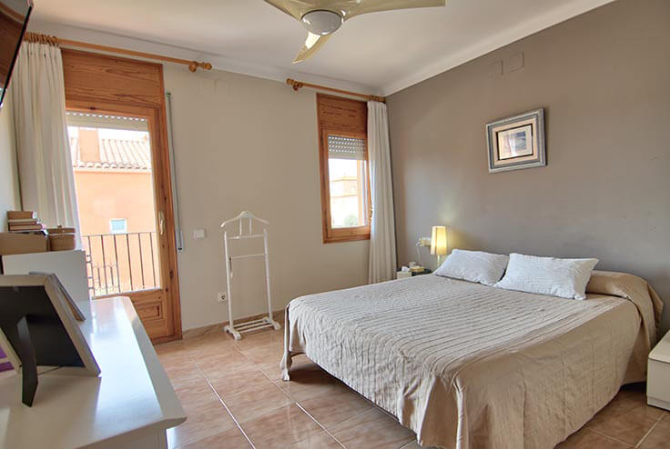 Individuelles Haus 4 Schlafzimmer mit Parken und Garten auf Mont-ras - Kaufen - verkaufen